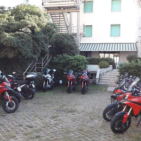 Hotel Manzi Marina Di Pisa Bagian luar foto