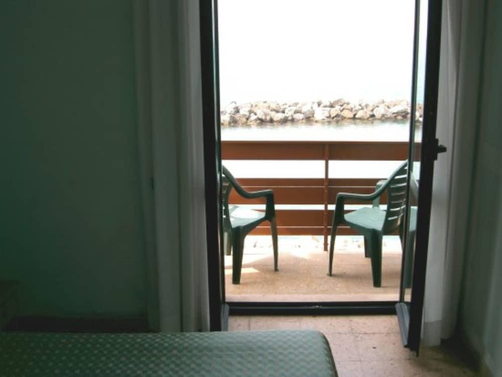 Hotel Manzi Marina Di Pisa Bagian luar foto
