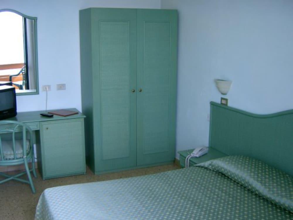 Hotel Manzi Marina Di Pisa Bagian luar foto